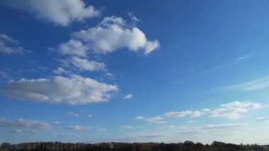 İngiltere 'nin Luton şehrinde dramatik bulutları olan Güzel Gökyüzü