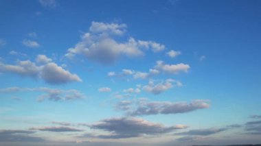 İngiltere 'nin Luton şehrinde dramatik bulutları olan Güzel Gökyüzü