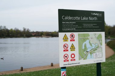 Caldecotte Lake Park ve Lokantalı Pub 'ın Güzel Düşük Açı Manzarası