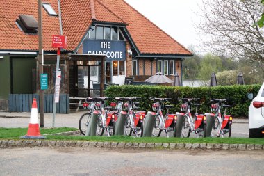 Caldecotte Lake Park ve Lokantalı Pub 'ın Güzel Düşük Açı Manzarası