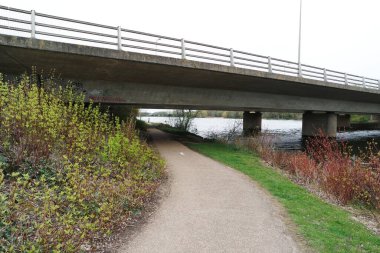 Caldecotte Lake Park ve Lokantalı Pub 'ın Güzel Düşük Açı Manzarası