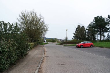 Caldecotte Lake Park ve Lokantalı Pub 'ın Güzel Düşük Açı Manzarası