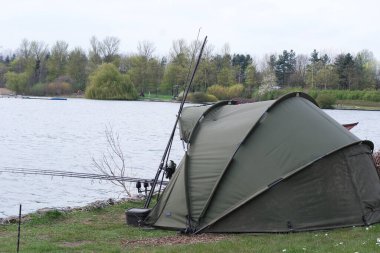 Willen Lake Park 'ın Düşük Açı Manzarası Yerel ve Turist Halkı Gölün ve Park' ın Güzelliğinin Tadını Çıkarıyor