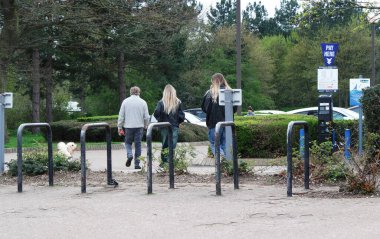 Willen Lake Park 'ın Düşük Açı Manzarası Yerel ve Turist Halkı Gölün ve Park' ın Güzelliğinin Tadını Çıkarıyor