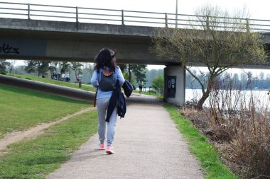 Willen Lake Park 'ın Düşük Açı Manzarası Yerel ve Turist Halkı Gölün ve Park' ın Güzelliğinin Tadını Çıkarıyor