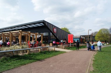 Willen Lake Park 'ın Düşük Açı Manzarası Yerel ve Turist Halkı Gölün ve Park' ın Güzelliğinin Tadını Çıkarıyor