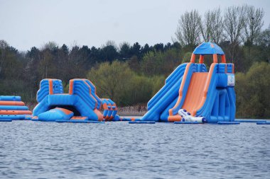 Willen Lake Park 'ın Düşük Açı Manzarası Yerel ve Turist Halkı Gölün ve Park' ın Güzelliğinin Tadını Çıkarıyor