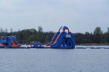 Willen Lake Park 'ın Düşük Açı Manzarası Yerel ve Turist Halkı Gölün ve Park' ın Güzelliğinin Tadını Çıkarıyor