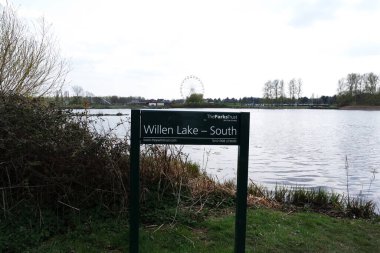 Willen Lake Park 'ın Düşük Açı Manzarası Yerel ve Turist Halkı Gölün ve Park' ın Güzelliğinin Tadını Çıkarıyor