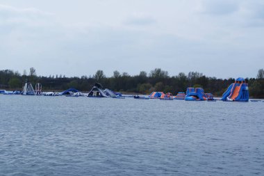 Willen Lake Park 'ın Düşük Açı Manzarası Yerel ve Turist Halkı Gölün ve Park' ın Güzelliğinin Tadını Çıkarıyor