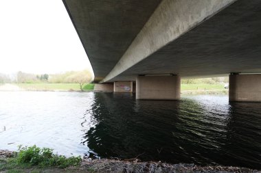 Willen Lake Park 'ın Düşük Açı Manzarası Yerel ve Turist Halkı Gölün ve Park' ın Güzelliğinin Tadını Çıkarıyor