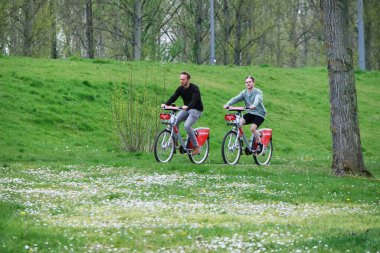 Willen Lake Park 'ın Düşük Açı Manzarası Yerel ve Turist Halkı Gölün ve Park' ın Güzelliğinin Tadını Çıkarıyor