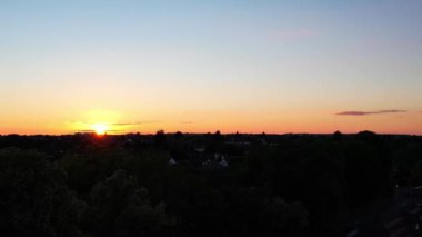 İngiltere 'nin Luton şehrinin günbatımında çekilmiş hava görüntüleri.