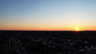 İngiltere 'nin Luton şehrinin günbatımında çekilmiş hava görüntüleri.