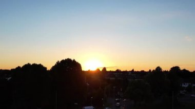İngiltere 'nin Luton şehrinin günbatımında çekilmiş hava görüntüleri.