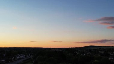 İngiltere 'nin Luton şehrinin günbatımında çekilmiş hava görüntüleri.