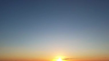 İngiltere 'nin Luton şehrinin günbatımında çekilmiş hava görüntüleri.