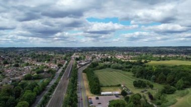 Trenin Raylarda Hareket Ettiği ve Luton Leagrave İstasyonuna Yaklaştığı Hava Görüntüleri