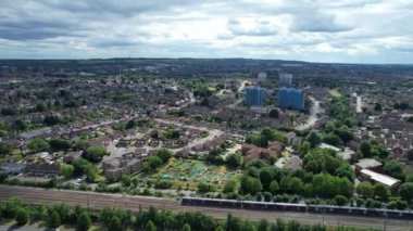 Trenin Raylarda Hareket Ettiği ve Luton Leagrave İstasyonuna Yaklaştığı Hava Görüntüleri