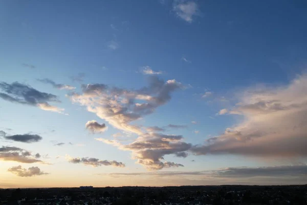 日落时分 英格兰上空高耸的云彩高角景象 — 图库照片
