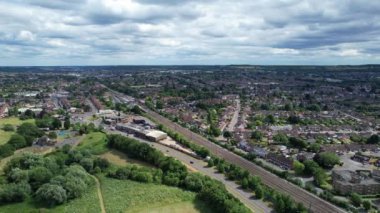 İngiltere, ENGLAND, LUTON - 25 Mart 2023: Luton İngiltere 'nin Luton şehrindeki Leagrave Tren İstasyonu' ndan Kuzey Luton 'un Hava Görüntüleri. Drone 'un Kamerası