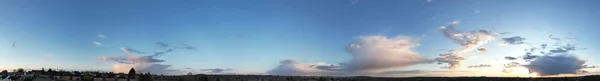 日落时分 英格兰上空高耸的云彩高角景象 — 图库照片