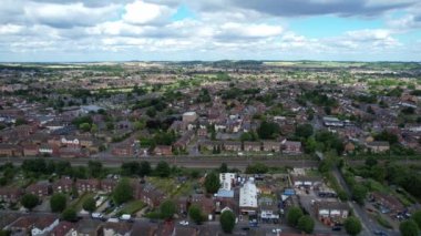 İngiltere, ENGLAND, LUTON - 25 Mart 2023: Luton İngiltere 'nin Luton şehrindeki Leagrave Tren İstasyonu' ndan Kuzey Luton 'un Hava Görüntüleri. Drone 'un Kamerası