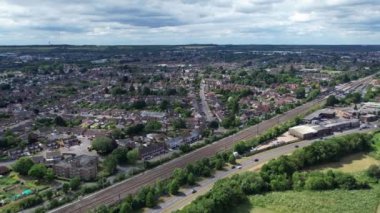 İngiltere, ENGLAND, LUTON - 25 Mart 2023: Luton İngiltere 'nin Luton şehrindeki Leagrave Tren İstasyonu' ndan Kuzey Luton 'un Hava Görüntüleri. Drone 'un Kamerası