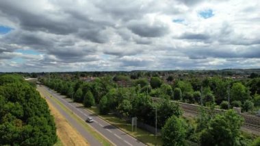 İngiltere, ENGLAND, LUTON - 25 Mart 2023: Luton İngiltere 'nin Luton şehrindeki Leagrave Tren İstasyonu' ndan Kuzey Luton 'un Hava Görüntüleri. Drone 'un Kamerası