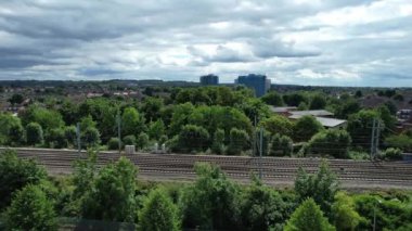 İngiltere, ENGLAND, LUTON - 25 Mart 2023: Luton İngiltere 'nin Luton şehrindeki Leagrave Tren İstasyonu' ndan Kuzey Luton 'un Hava Görüntüleri. Drone 'un Kamerası