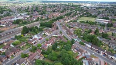 İngiltere, ENGLAND, LUTON - 25 Mart 2023: Luton İngiltere 'nin Luton şehrindeki Leagrave Tren İstasyonu' ndan Kuzey Luton 'un Hava Görüntüleri. Drone 'un Kamerası