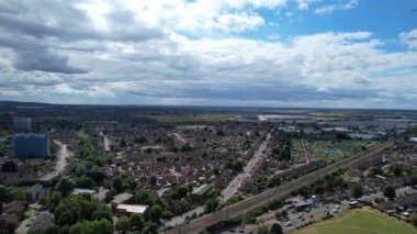 İngiltere, ENGLAND, LUTON - 25 Mart 2023: Luton İngiltere 'nin Luton şehrindeki Leagrave Tren İstasyonu' ndan Kuzey Luton 'un Hava Görüntüleri. Drone 'un Kamerası