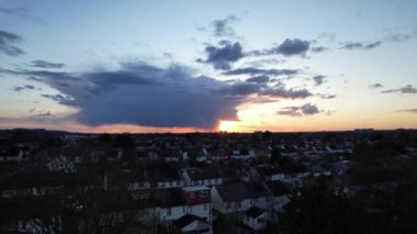 İngiltere 'nin Luton şehrinde güneş doğarken çok az kara bulut ve Orange Sky' ın güzel yüksek açılı görüntüsü.