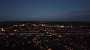 İngiltere 'nin Luton şehrinin gündoğumu sırasındaki hava görüntüleri. 