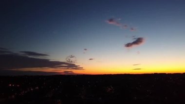 İngiltere 'nin Luton şehrinde güneş doğarken çok az kara bulut ve Orange Sky' ın güzel yüksek açılı görüntüsü.