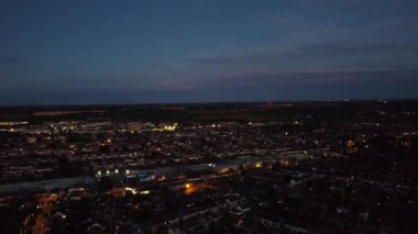 İngiltere 'nin Luton şehrinin gündoğumu sırasındaki hava görüntüleri. 