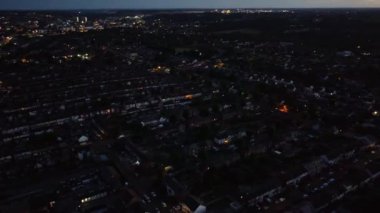 İngiltere 'nin Luton şehrinin gündoğumu sırasındaki hava görüntüleri. 