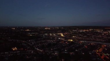 İngiltere 'nin Luton şehrinin gündoğumu sırasındaki hava görüntüleri. 