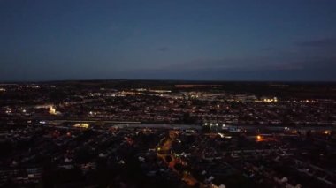İngiltere 'nin Luton şehrinin gündoğumu sırasındaki hava görüntüleri. 