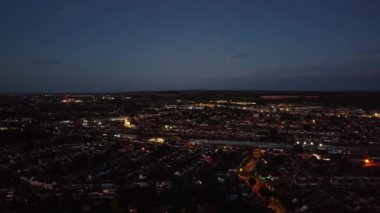 İngiltere 'nin Luton şehrinin gündoğumu sırasındaki hava görüntüleri. 