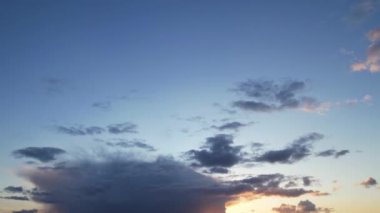 İngiltere 'nin Luton şehrinde güneş doğarken çok az kara bulut ve Orange Sky' ın güzel yüksek açılı görüntüsü.