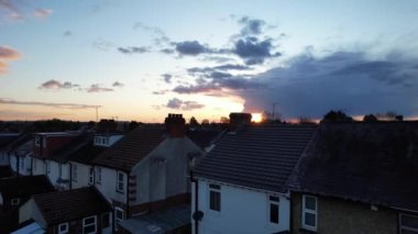 İngiltere 'nin Luton şehrinde güneş doğarken çok az kara bulut ve Orange Sky' ın güzel yüksek açılı görüntüsü.