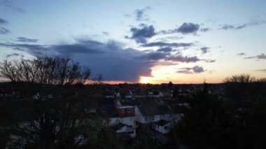 İngiltere 'nin Luton şehrinde güneş doğarken çok az kara bulut ve Orange Sky' ın güzel yüksek açılı görüntüsü.