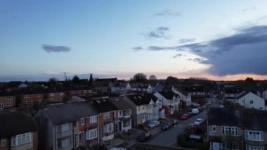 İngiltere 'nin Luton şehrinde güneş doğarken çok az kara bulut ve Orange Sky' ın güzel yüksek açılı görüntüsü.