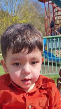 İngiltere 'nin Luton kasabasındaki Leagrave Park' ta eğlenmek için Güzel Çocuk Görüntüleri.