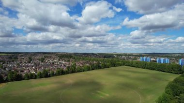 Yüksek Angle Drone 'un Luton Town of England' daki Bulutlu Gün Görüntüsü