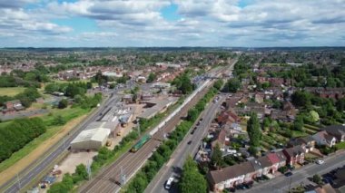 İngiltere 'nin Luton kasabası yakınlarındaki güneş batarken hızlı tren raylarda hareket ediyor.