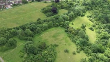 Yüksek Angle Drone 'un Luton Town of England' daki Bulutlu Gün Görüntüsü
