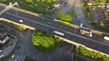 İngiltere 'nin Toddington Köyü' ndeki M1 kavşağında İngiliz Otoyollarının Yüksek Açı Görüntüsü Akşamları. 