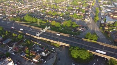 İngiltere 'nin Toddington Köyü' ndeki M1 kavşağında İngiliz Otoyollarının Yüksek Açı Görüntüsü Akşamları. 